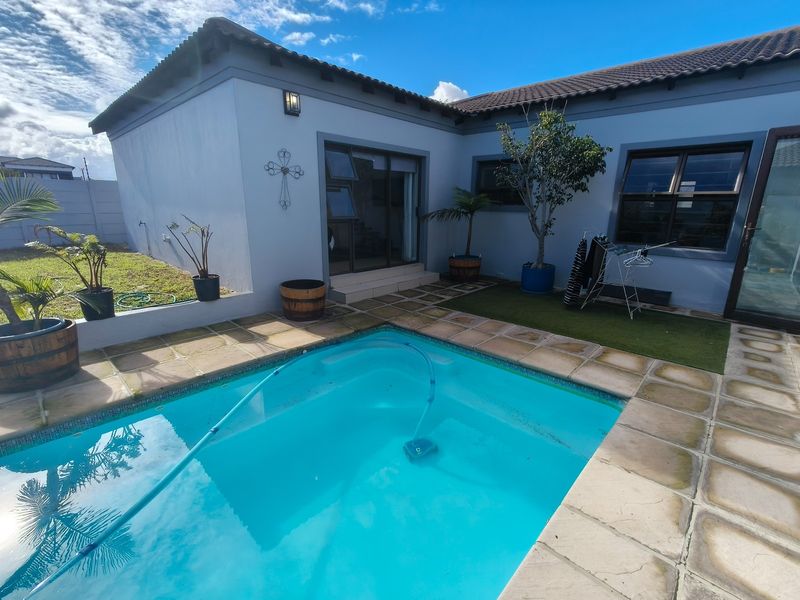 Stunning 4 Bedroom Home in Secure Close in Parklands - Photo 2