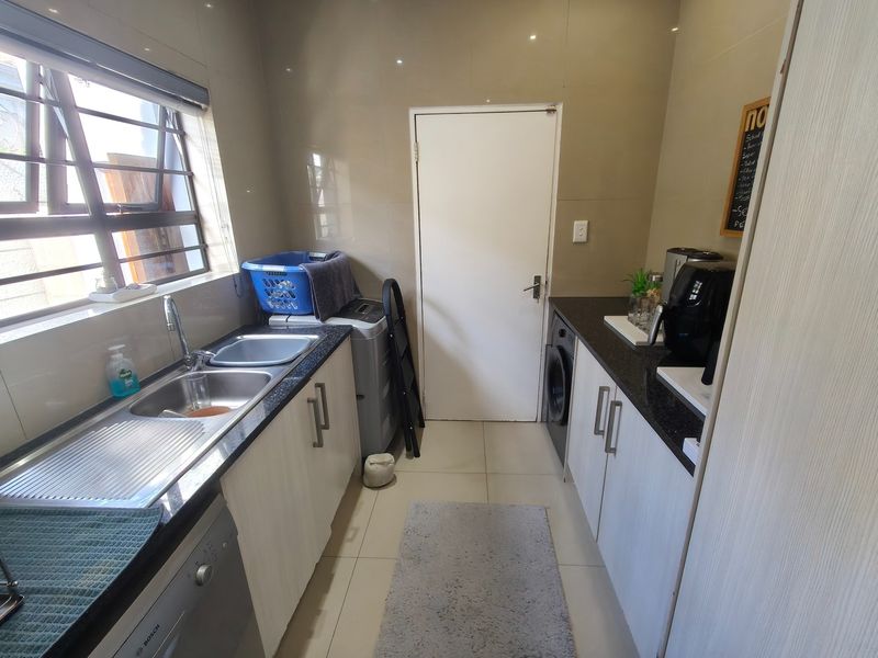 Stunning 4 Bedroom Home in Secure Close in Parklands - Photo 5