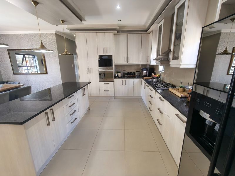 Stunning 4 Bedroom Home in Secure Close in Parklands - Photo 4