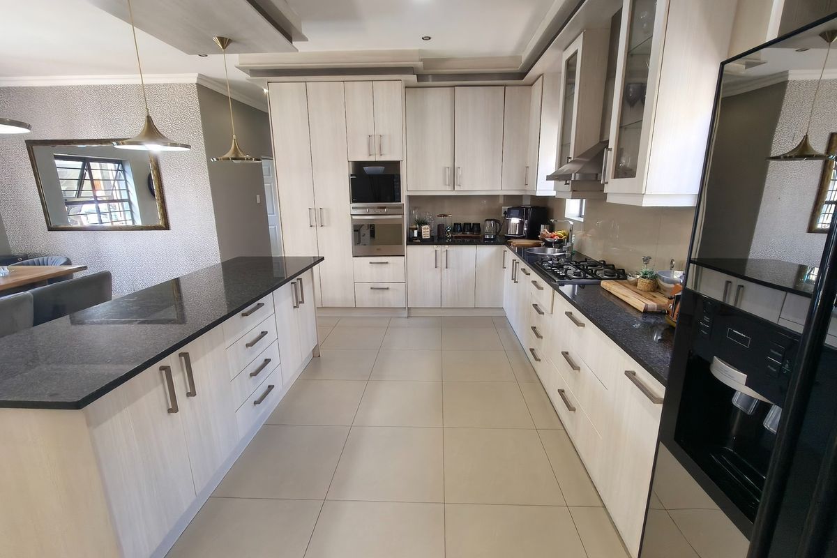 Stunning 4 Bedroom Home in Secure Close in Parklands - Photo 4