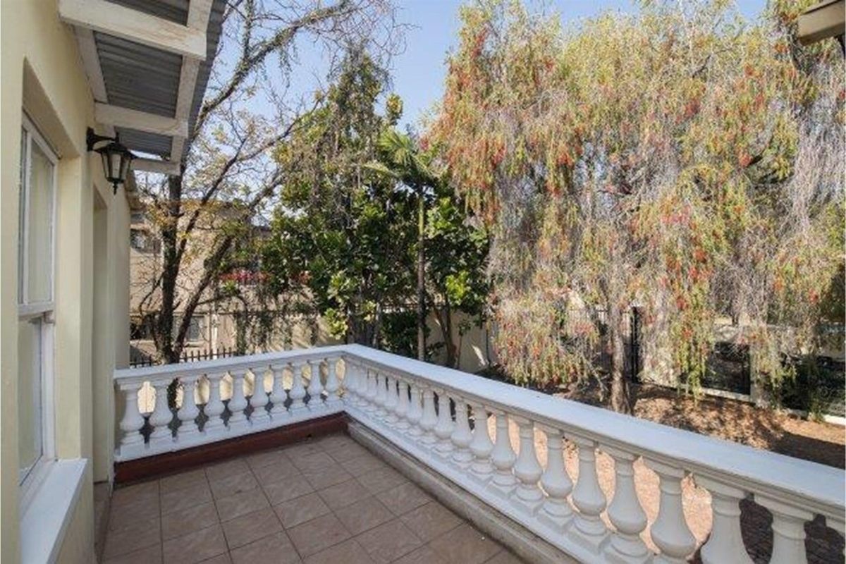 Upmarket 11 Bedroom 5 Star Guesthouse, In the Heart of Brooklyn, In A Secure Estate - Photo 4