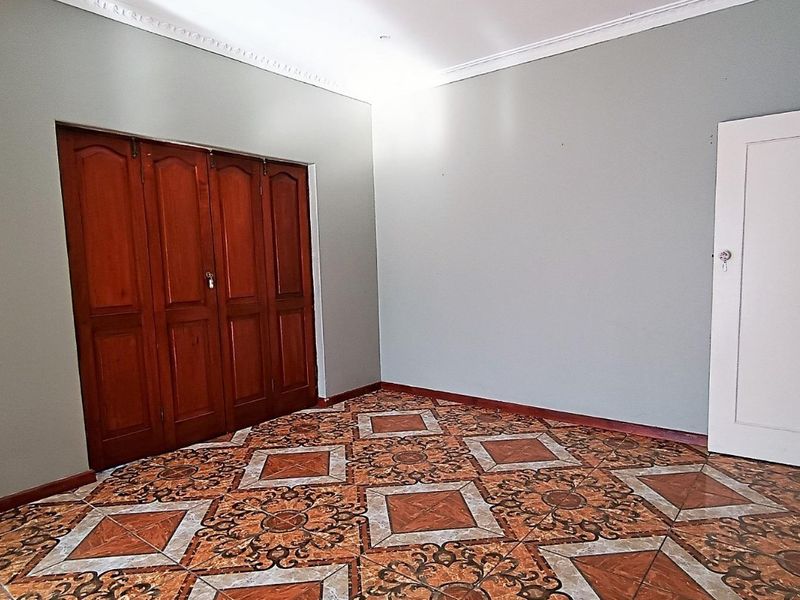 Expansive Family Estate with Endless Potential in Grassy Park - Photo 5
