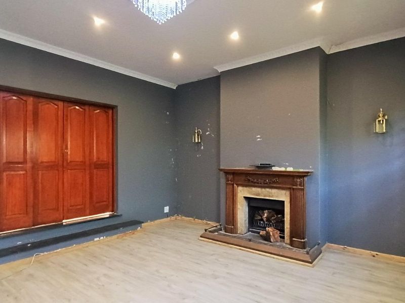 Expansive Family Estate with Endless Potential in Grassy Park - Photo 2