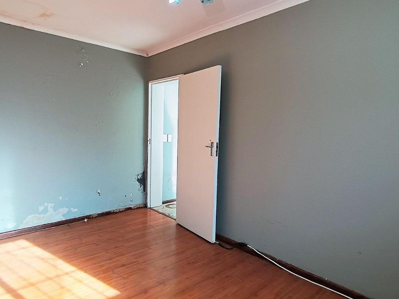 Expansive Family Estate with Endless Potential in Grassy Park - Photo 9