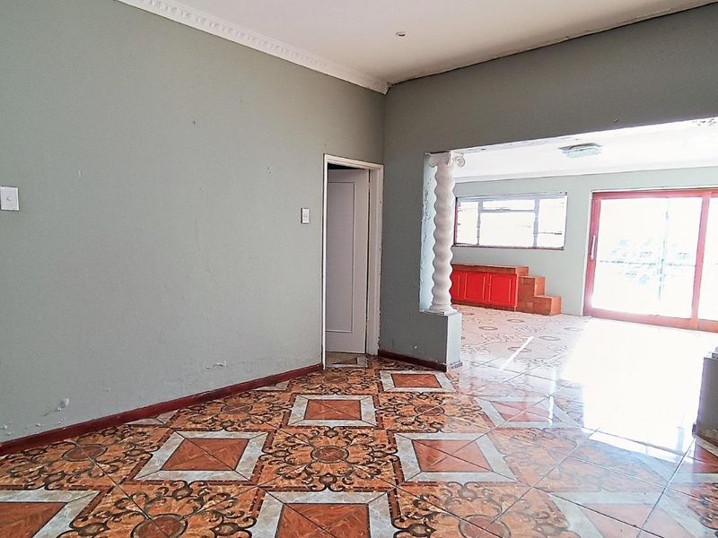 Expansive Family Estate with Endless Potential in Grassy Park - Photo 4
