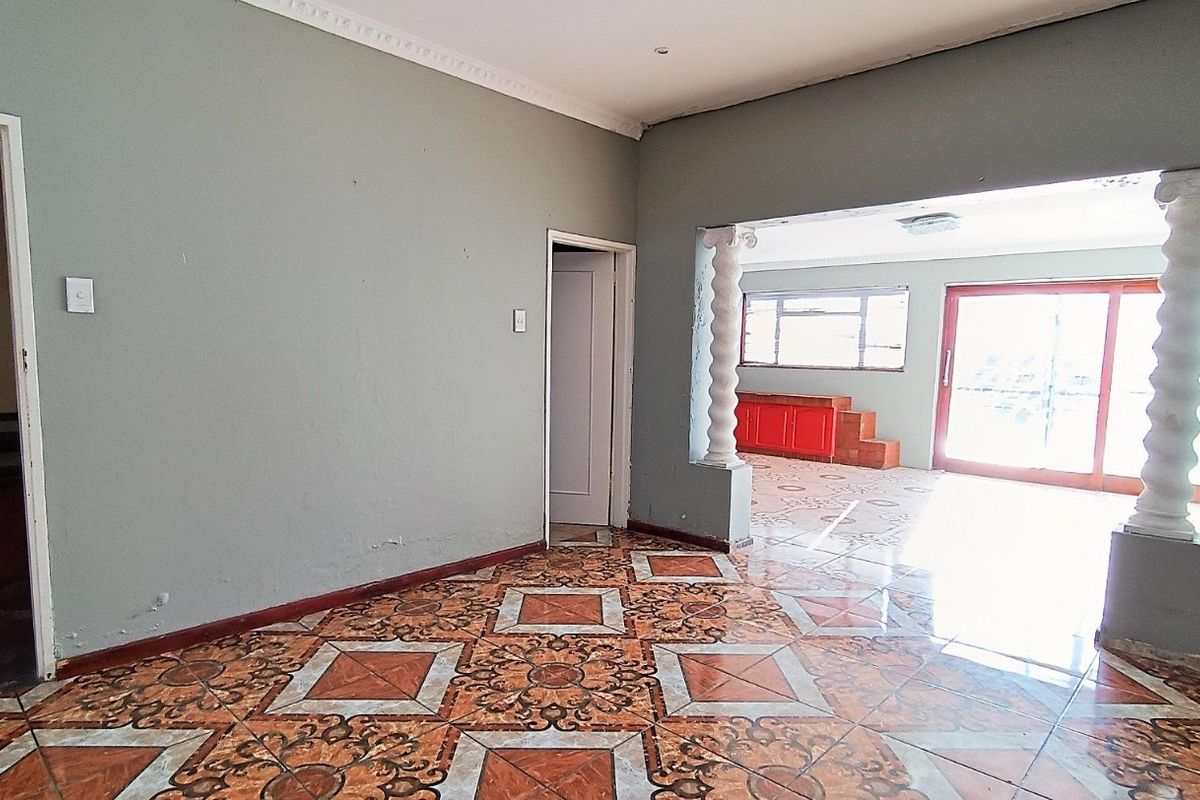 Expansive Family Estate with Endless Potential in Grassy Park - Photo 4