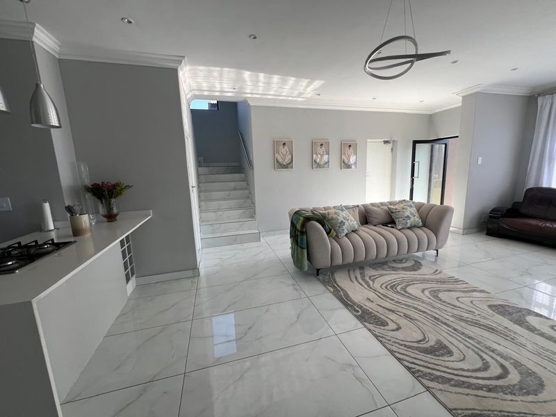House To Rent in Everglades Estate, Hartbeespoort, North West - Photo 8