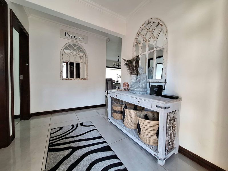 Urgent 3 Bed 2.5 Bath for Sale in Seaward Estates, Ballito, KwaZulu Natal - Photo 1
