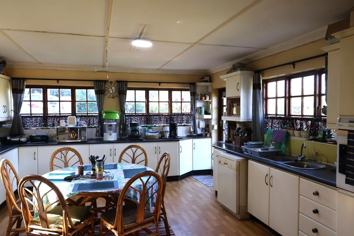 Character Thatched Home with Flatlet, Pool and Entertainment Lapa - Photo 3