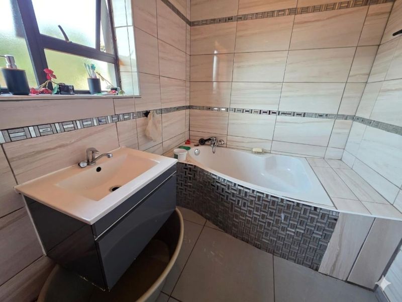 A Place to Plan Your Future: Warm, Welcoming, and Full of Potential in Beaconsfield, Kimberley - Photo 10