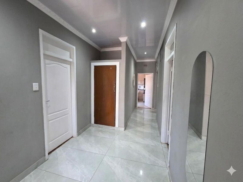A Place to Plan Your Future: Warm, Welcoming, and Full of Potential in Beaconsfield, Kimberley - Photo 8