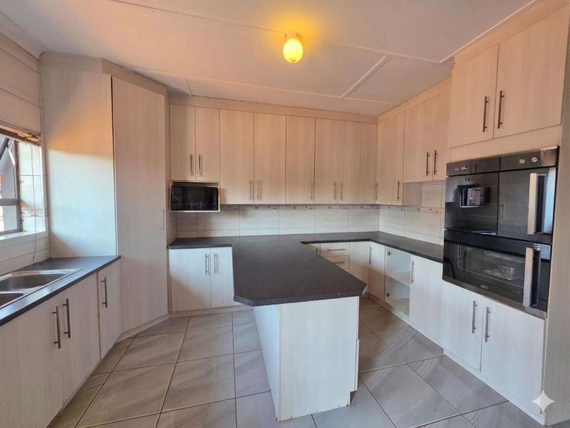 A Place to Plan Your Future: Warm, Welcoming, and Full of Potential in Beaconsfield, Kimberley - Photo 5