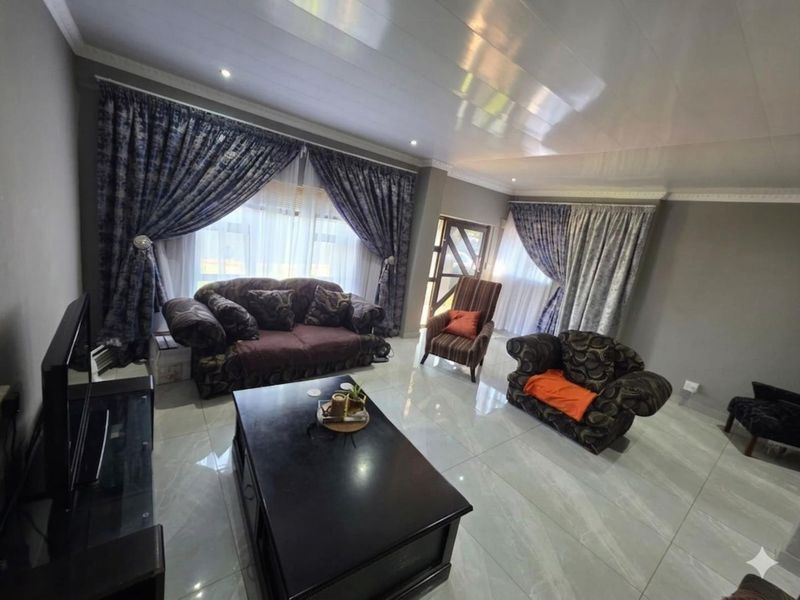 A Place to Plan Your Future: Warm, Welcoming, and Full of Potential in Beaconsfield, Kimberley - Photo 4
