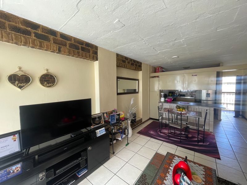 Two bedroom apartment for sale in Sunnyside. - Photo 4