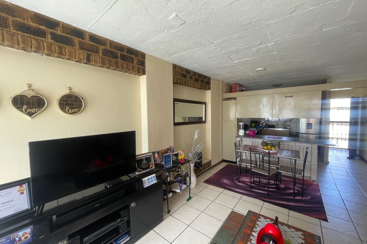 Two bedroom apartment for sale in Sunnyside. - Photo 4