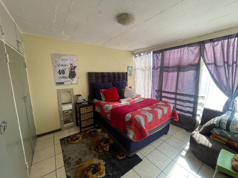 Two bedroom apartment for sale in Sunnyside. - Photo 8