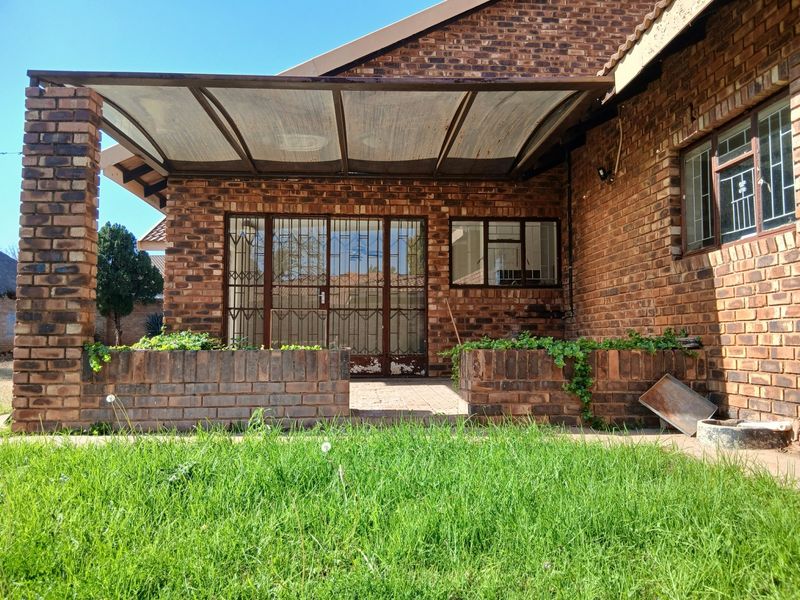 House To Rent in Riviera Park, Mafikeng, North West - Photo 2