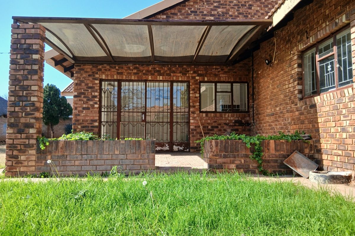 House To Rent in Riviera Park, Mafikeng, North West - Photo 2