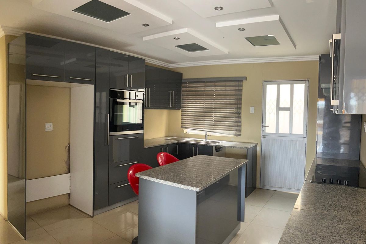 House For Sale in Newlands West - Photo 2