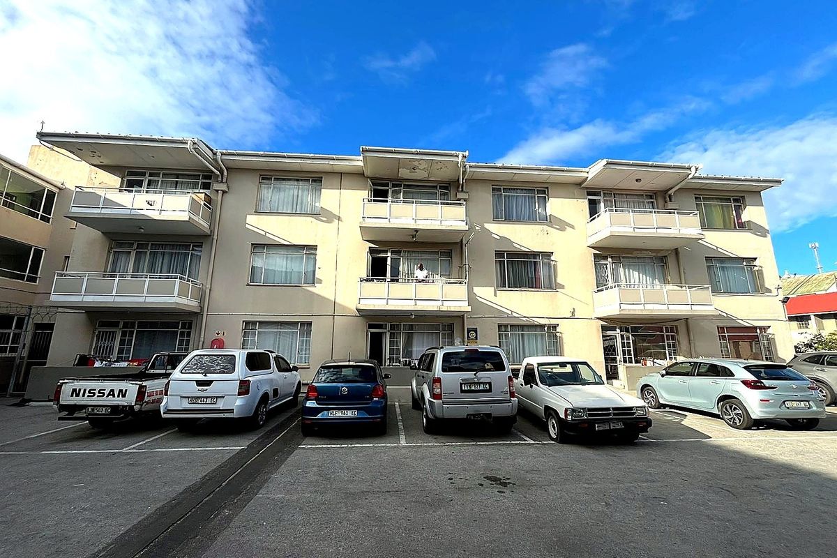 Spacious 3 Bedroom Apartment in Secure Honeybird - North End - Photo 3
