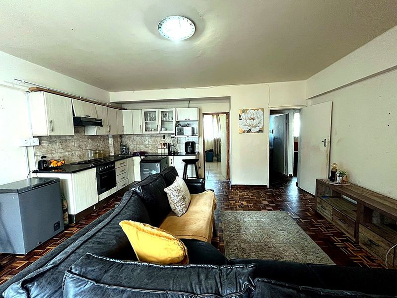 Spacious 3 Bedroom Apartment in Secure Honeybird - North End - Photo 4
