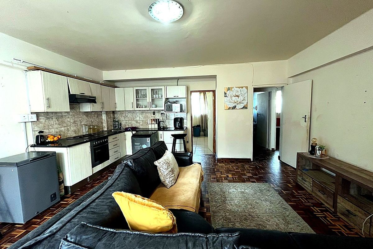 Spacious 3 Bedroom Apartment in Secure Honeybird - North End - Photo 4