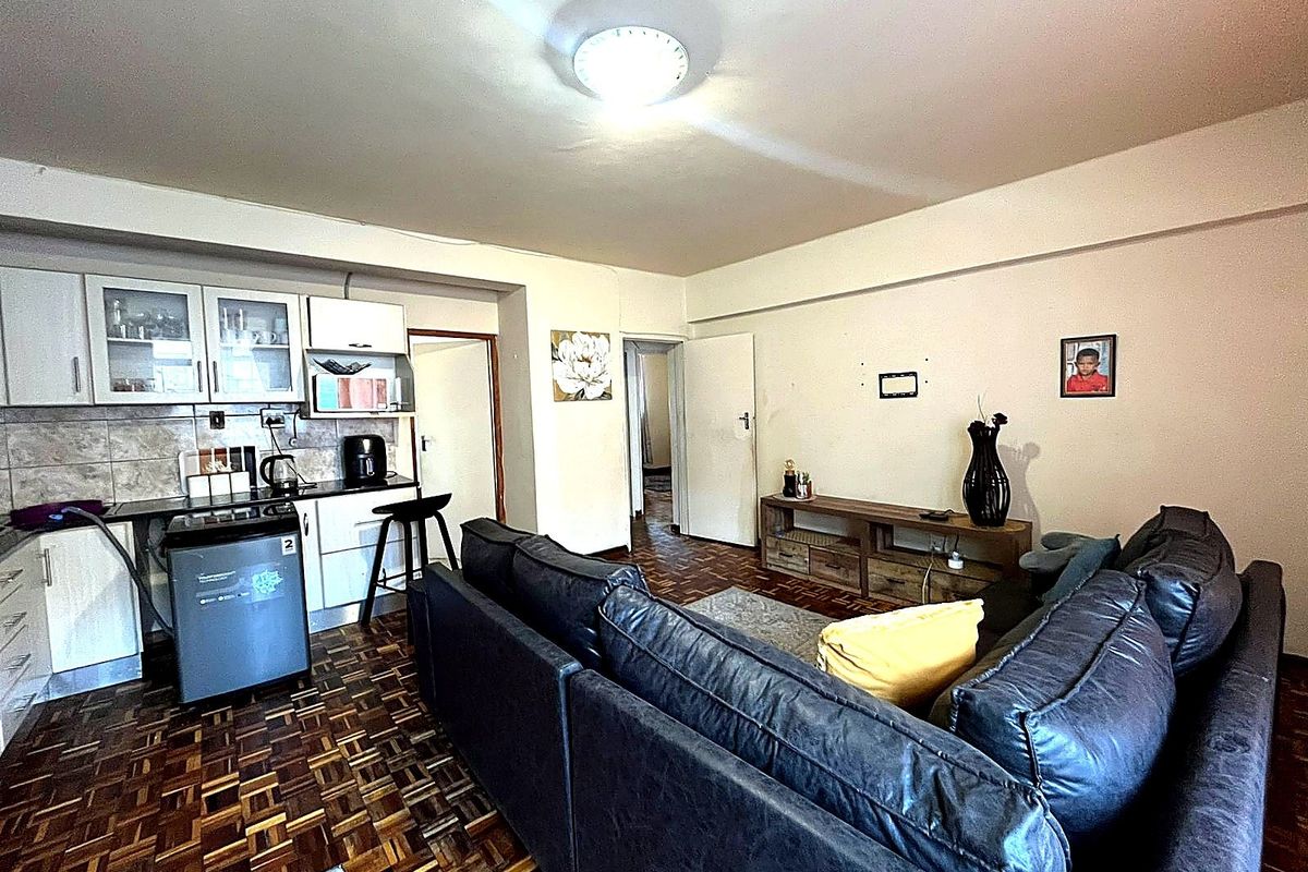 Spacious 3 Bedroom Apartment in Secure Honeybird - North End - Photo 5