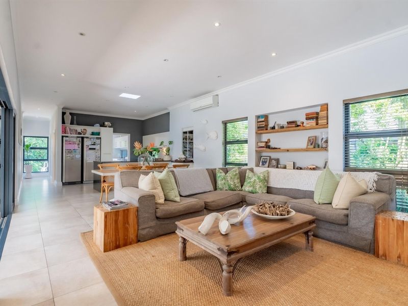 Stylish Garden Townhouse Designed for Easy Living - Photo 2