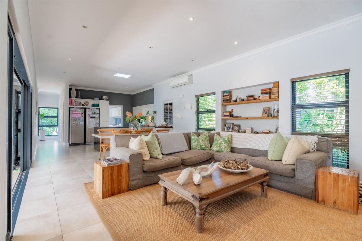 Stylish Garden Townhouse Designed for Easy Living - Photo 2