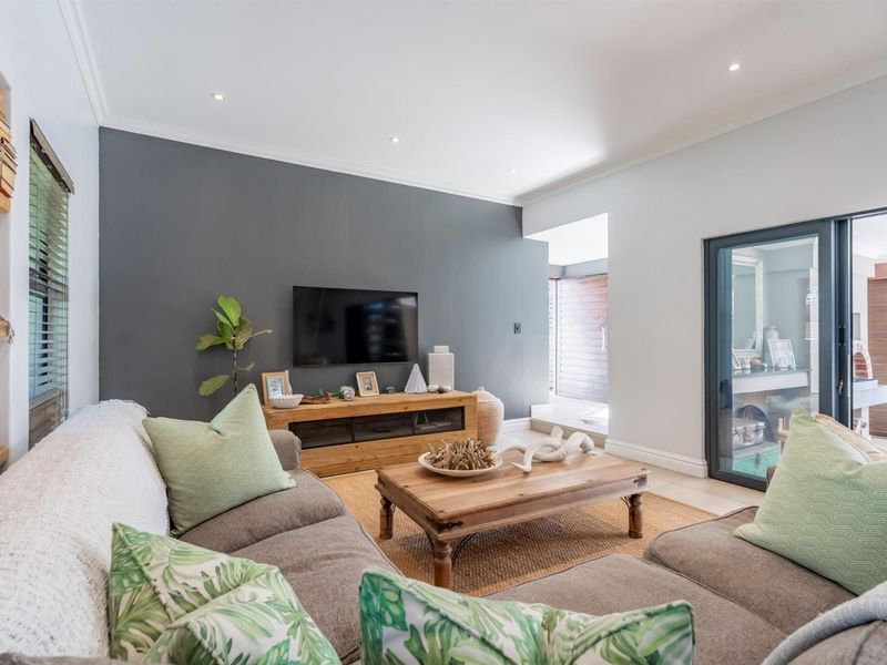 Stylish Garden Townhouse Designed for Easy Living - Photo 4