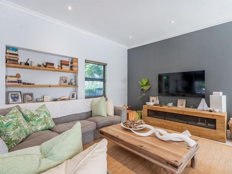 Stylish Garden Townhouse Designed for Easy Living - Photo 3