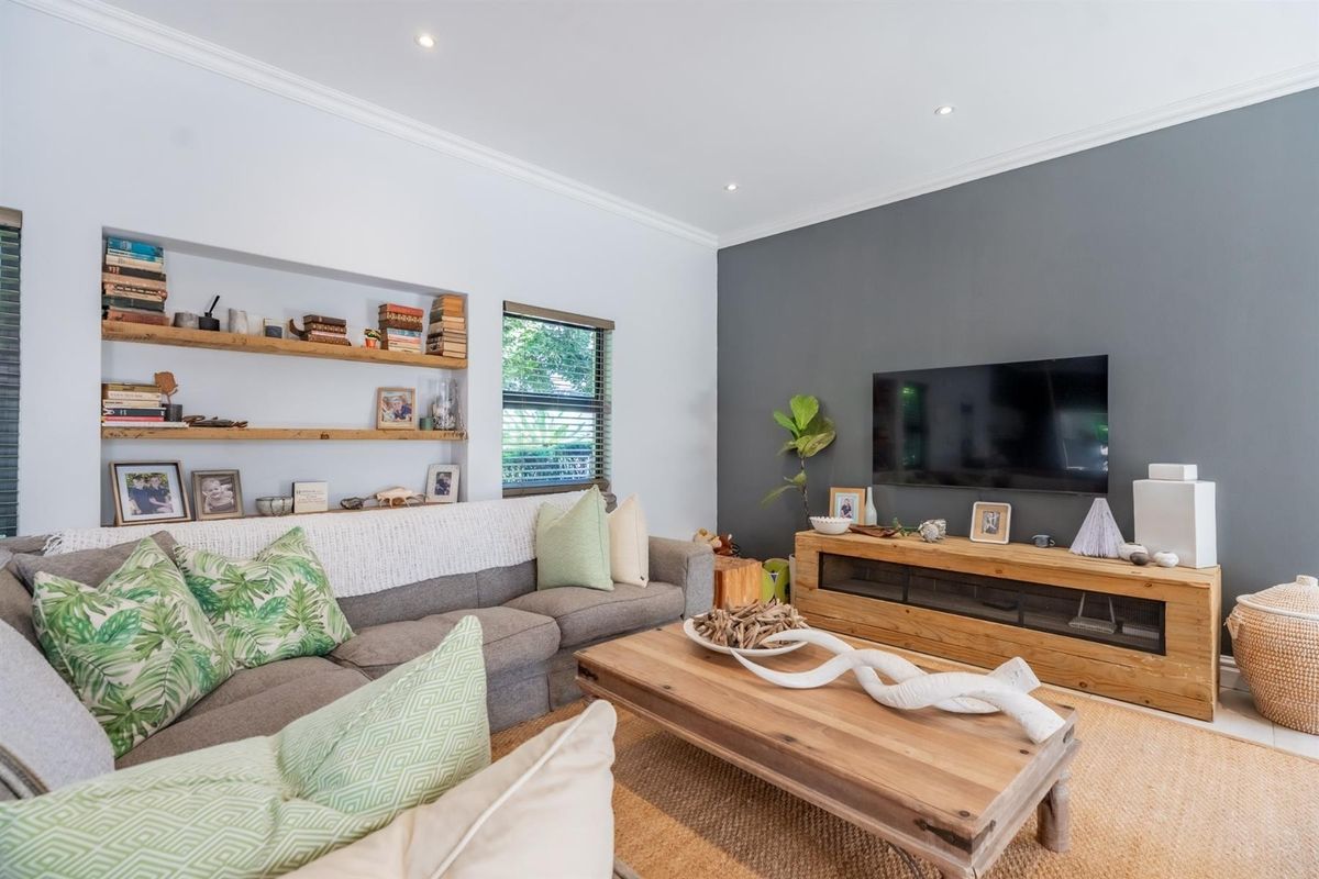 Stylish Garden Townhouse Designed for Easy Living - Photo 3