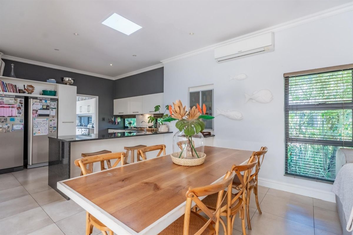 Stylish Garden Townhouse Designed for Easy Living - Photo 5