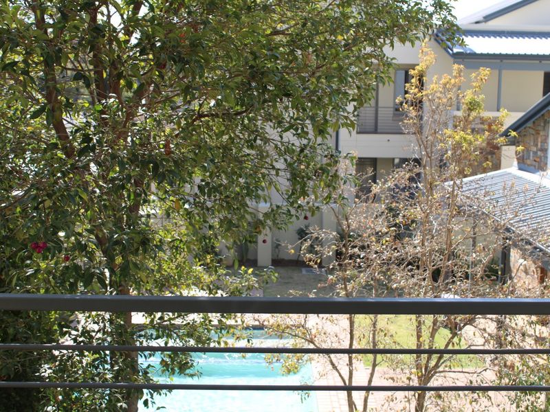 Charming and Sunny 1 Bed Apartment in Parktown North - Photo 9