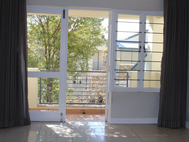 Charming and Sunny 1 Bed Apartment in Parktown North - Photo 8