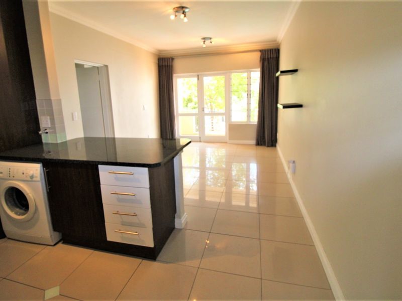 Charming and Sunny 1 Bed Apartment in Parktown North - Photo 7