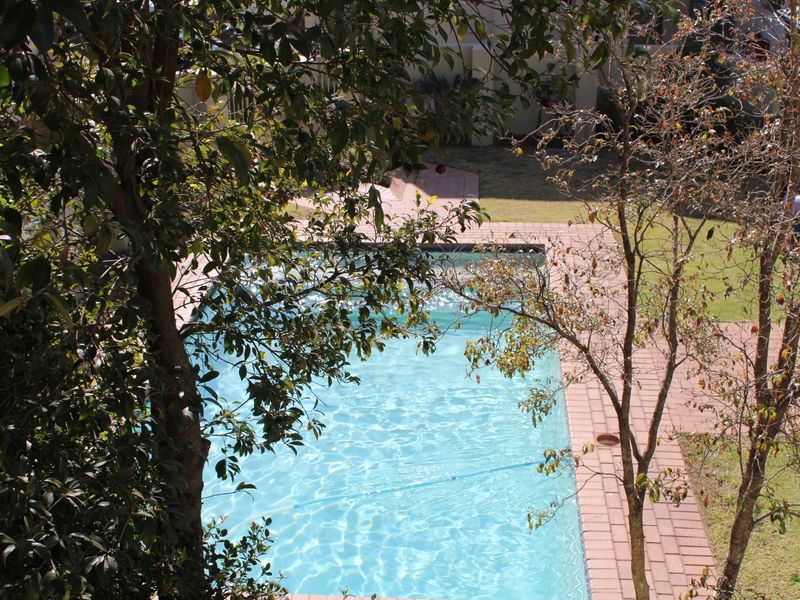 Charming and Sunny 1 Bed Apartment in Parktown North - Photo 10