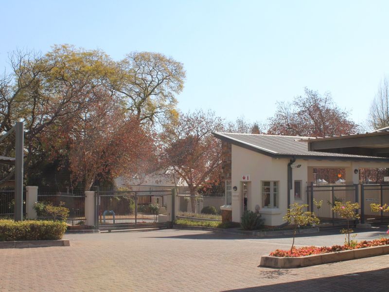 Charming and Sunny 1 Bed Apartment in Parktown North - Photo 1