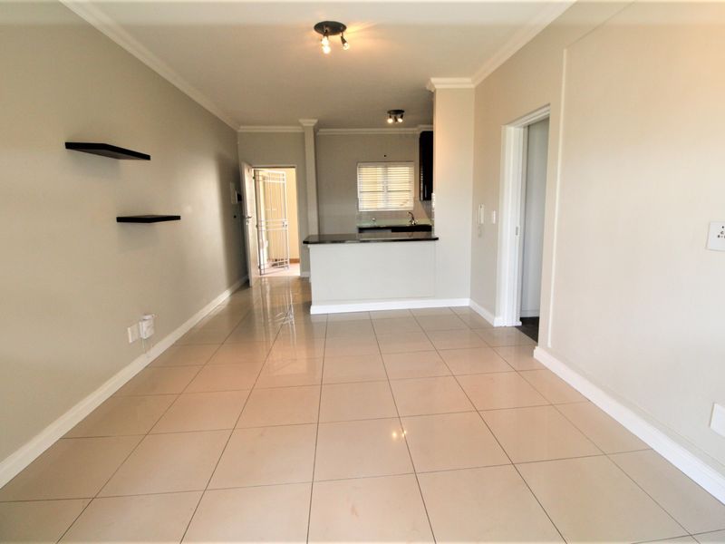 Charming and Sunny 1 Bed Apartment in Parktown North - Photo 3