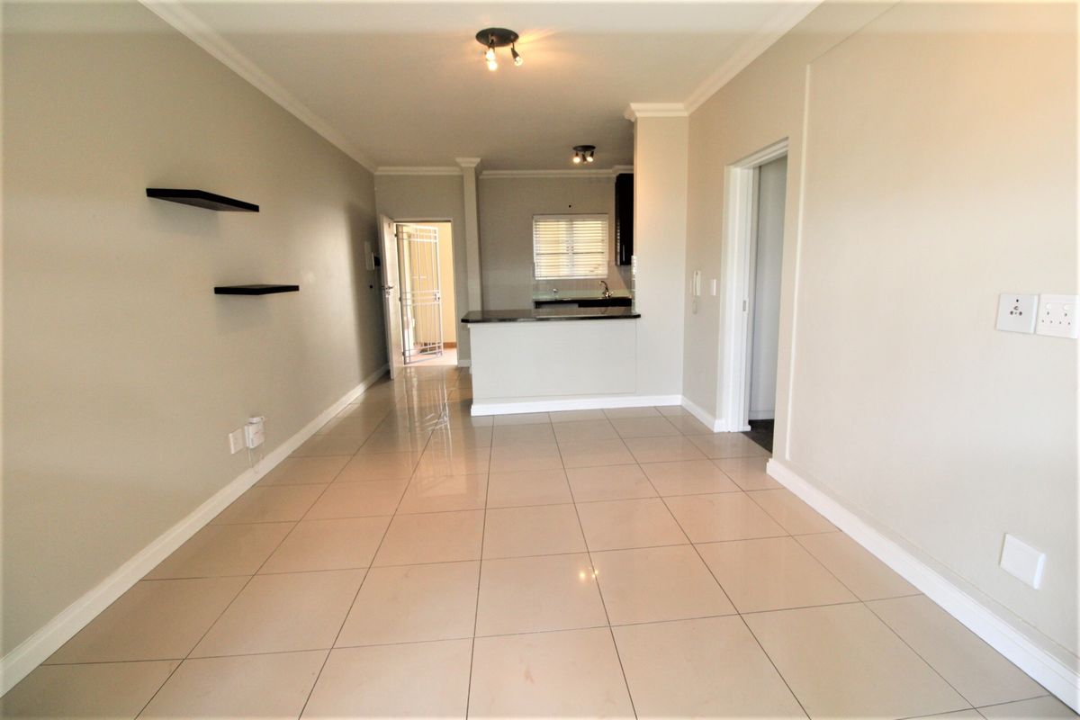 Charming and Sunny 1 Bed Apartment in Parktown North - Photo 3