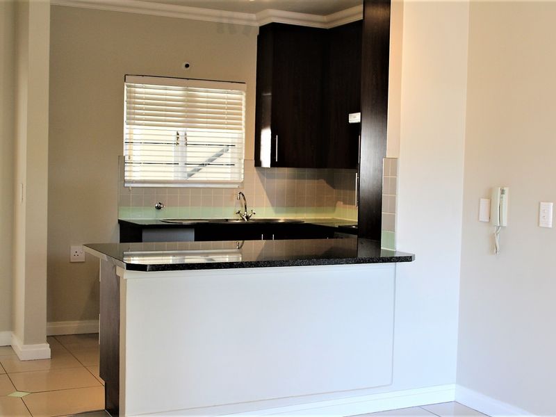Charming and Sunny 1 Bed Apartment in Parktown North - Photo 6