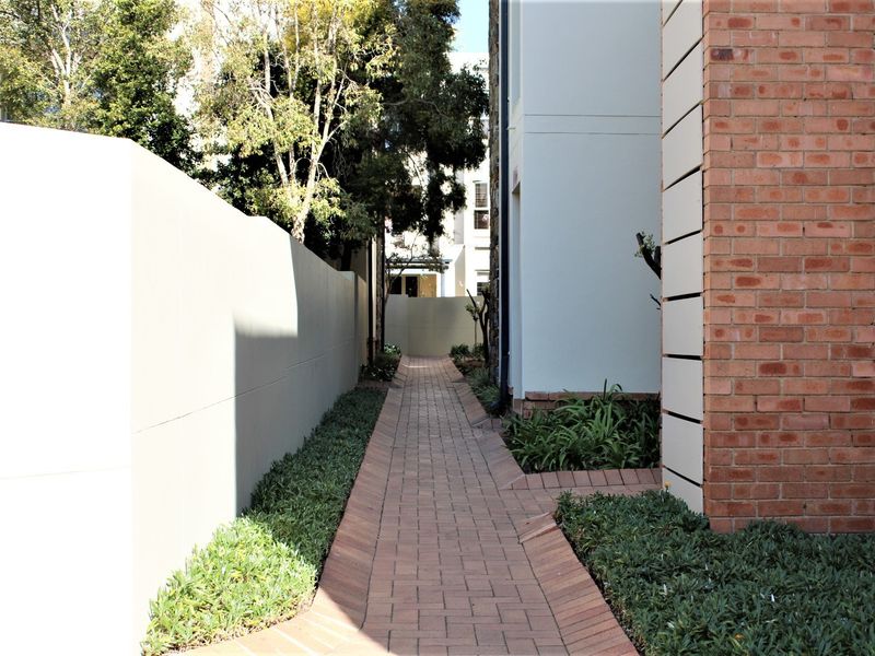 Charming and Sunny 1 Bed Apartment in Parktown North - Photo 2