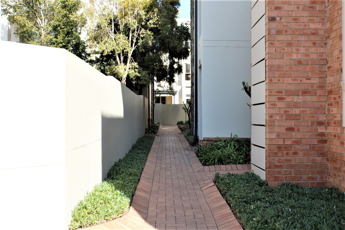 Charming and Sunny 1 Bed Apartment in Parktown North - Photo 2