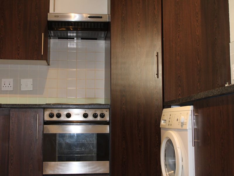 Charming and Sunny 1 Bed Apartment in Parktown North - Photo 4