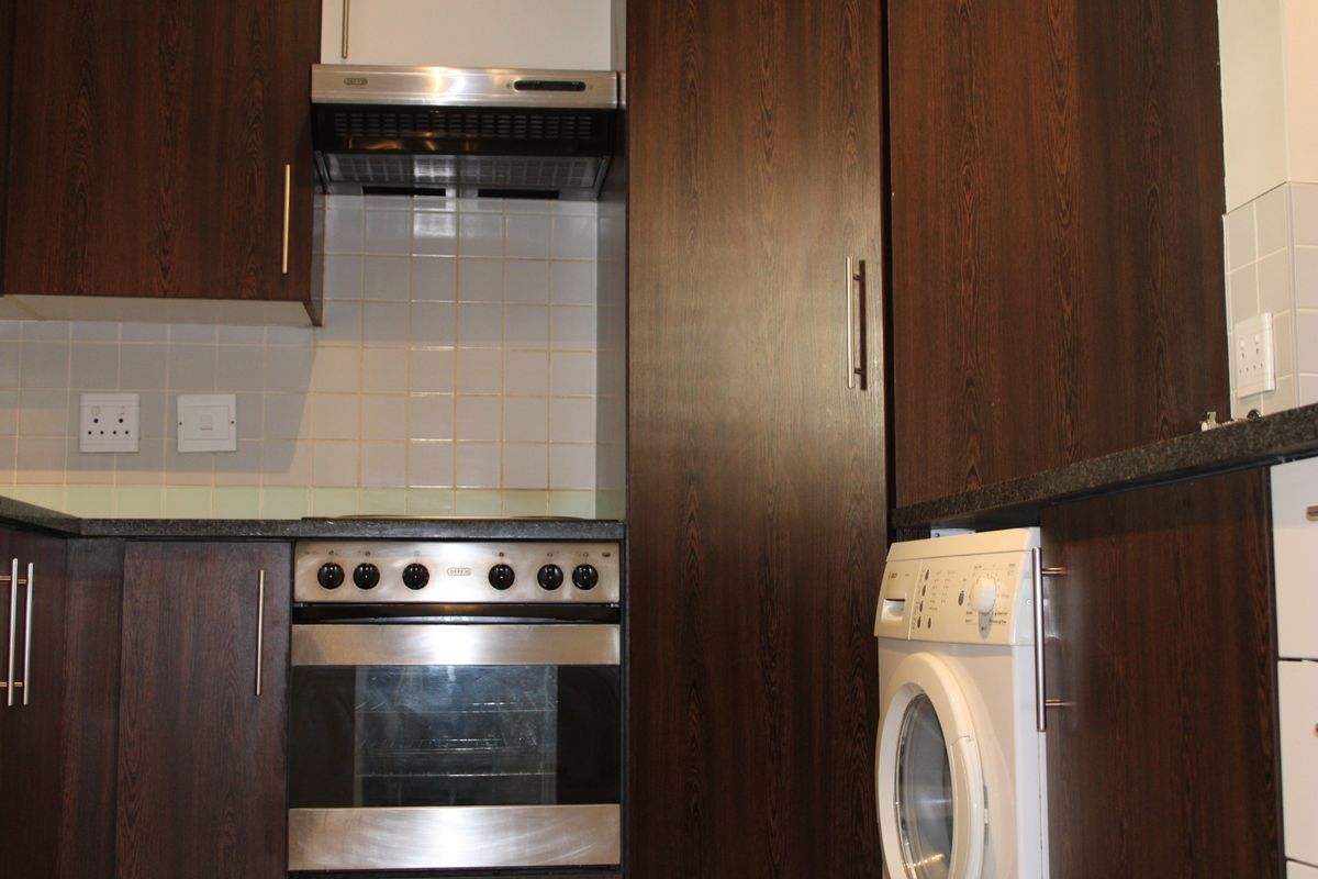 Charming and Sunny 1 Bed Apartment in Parktown North - Photo 4