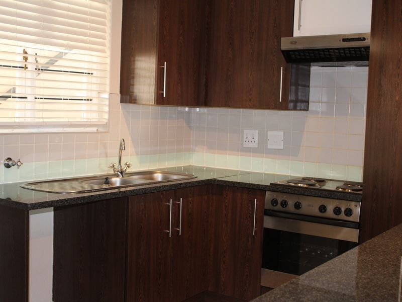 Charming and Sunny 1 Bed Apartment in Parktown North - Photo 5