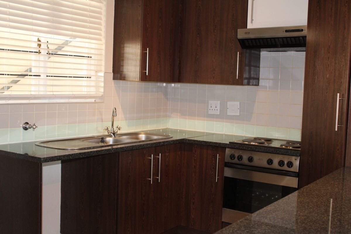 Charming and Sunny 1 Bed Apartment in Parktown North - Photo 5