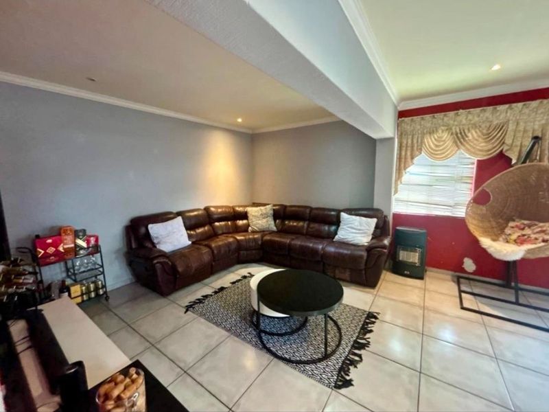Townhouse For Sale in Sonneveld, Brakpan - Photo 5