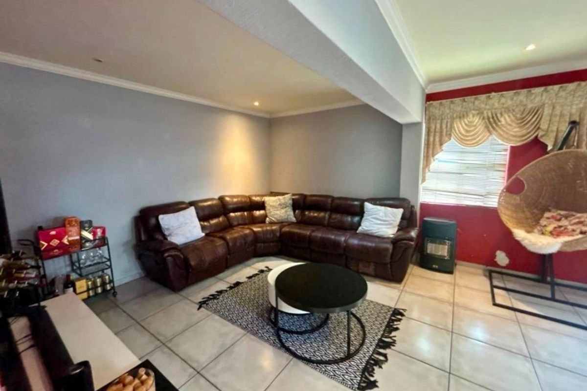 Townhouse For Sale in Sonneveld, Brakpan - Photo 5