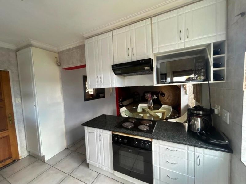 Townhouse For Sale in Sonneveld, Brakpan - Photo 3